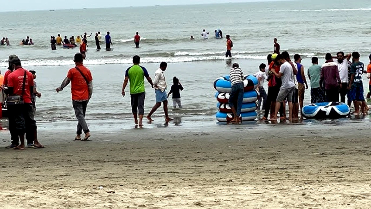 কক্সবাজার সৈকতে গোসল করতে নেমে বাবা-ছেলের মৃত্যু