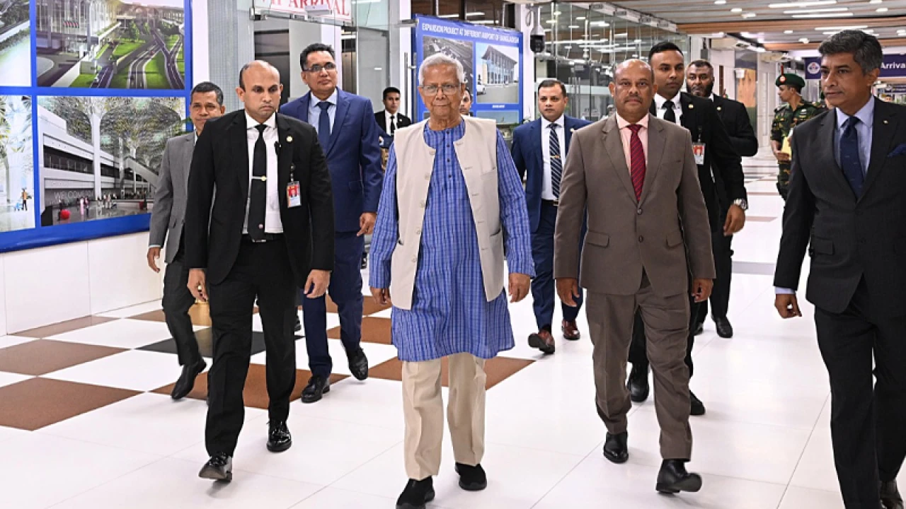 যুক্তরাজ্যের উদ্দেশে দেশ ছাড়লেন প্রধান উপদেষ্টা