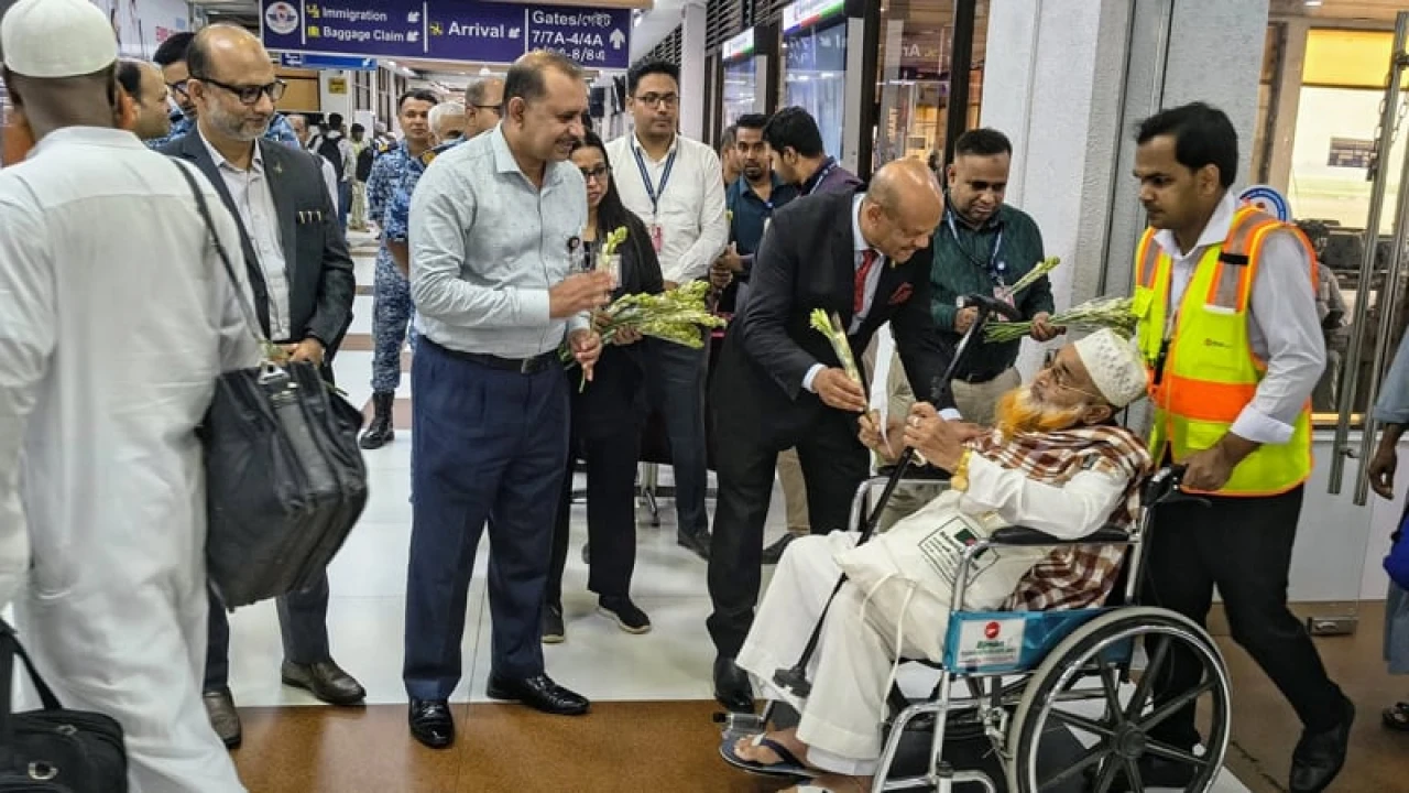 প্রথম ফিরতি ফ্লাইটে দেশে ফিরেছেন ৩৬৯ হাজি