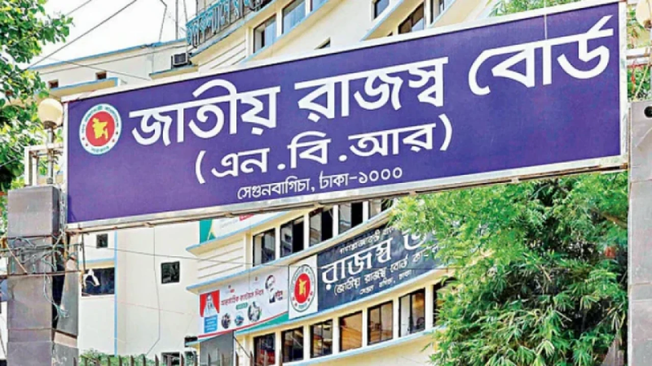 রাজস্ব আহরণে বড় ঘাটতি 