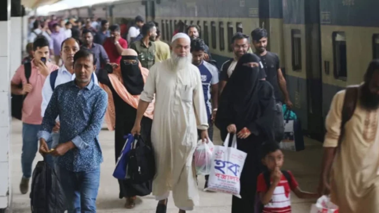 ঈদ কাটিয়ে রাজধানীতে ফিরছে মানুষ