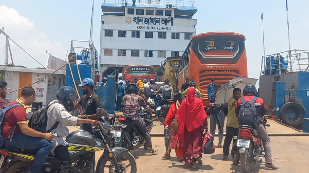 ঈদ শেষে কর্মস্থলে ফিরছে মানুষ, দৌলতদিয়ায় নেই ভোগান্তি