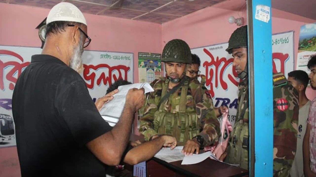 সেনা অভিযানে দেড় লাখ টাকা ফেরত পেলেন যাত্রীরা