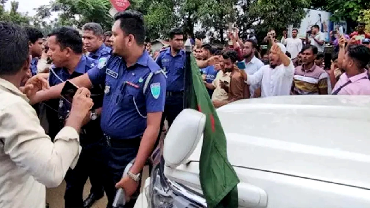 দুই উপদেষ্টার গাড়ি আটকে শ্রমিকদের বিক্ষোভ