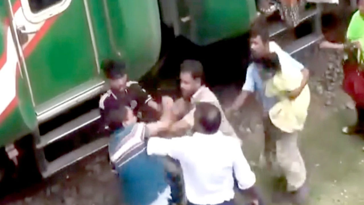 ২ যাত্রীর বিরোধ থামাতে গিয়ে মারধরের শিকার স্টেশনমাস্টার