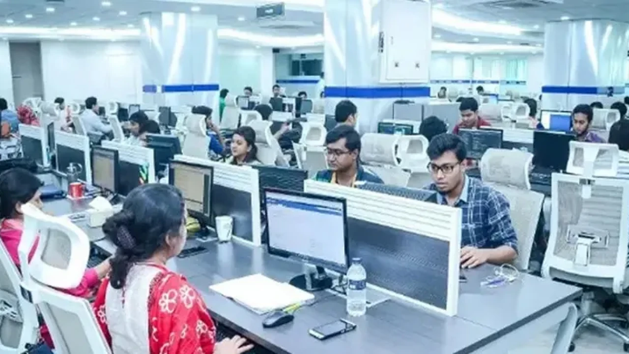 ঈদের লম্বা ছুটি শেষে অফিস-আদালত খুলেছে আজ