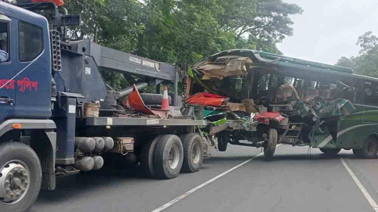 গভীর রাতে গোপালগঞ্জে ৬ যানবাহনের সংঘর্ষ, পুলিশ সদস্যসহ নিহত ২