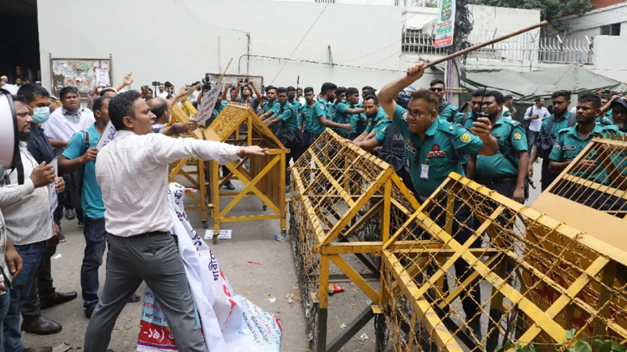 লাঠিচার্জে ছত্রভঙ্গ সচিবালয়মুখী নিবন্ধনধারী শিক্ষকরা
