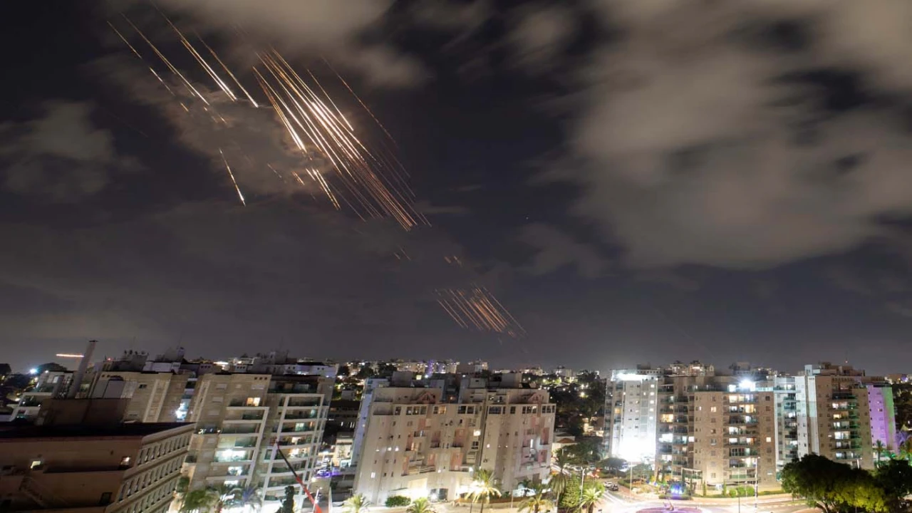 তেল আবিব ও হাইফায় রাতভর ইরানের ক্ষেপণাস্ত্র বৃষ্টি