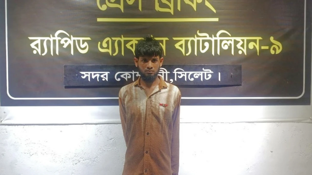 চলন্ত বাসে কলেজছাত্রীকে ধর্ষণ, হেলপার গ্রেপ্তার