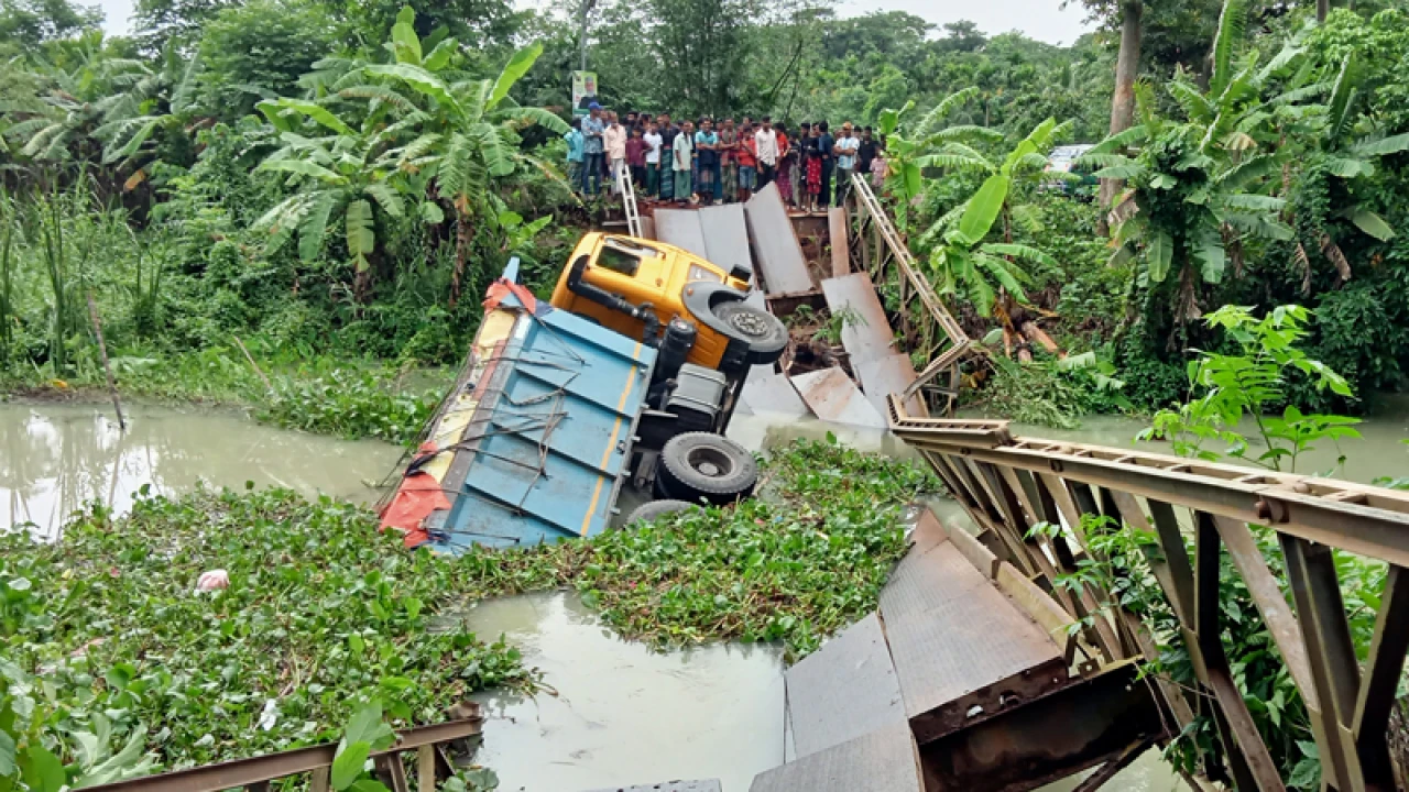ইন্দুরকানীতে কয়লাবোঝাই ট্রাক বেইলী ব্রিজ ভেঙ্গে খালে