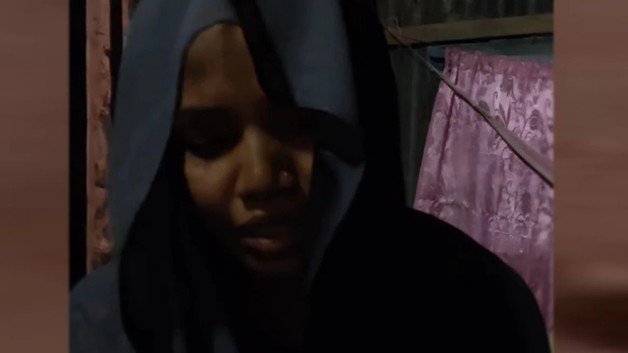 উল্লাপাড়ায় বিয়ের দাবিতে প্রেমিকের বাড়িতে প্রেমিকা