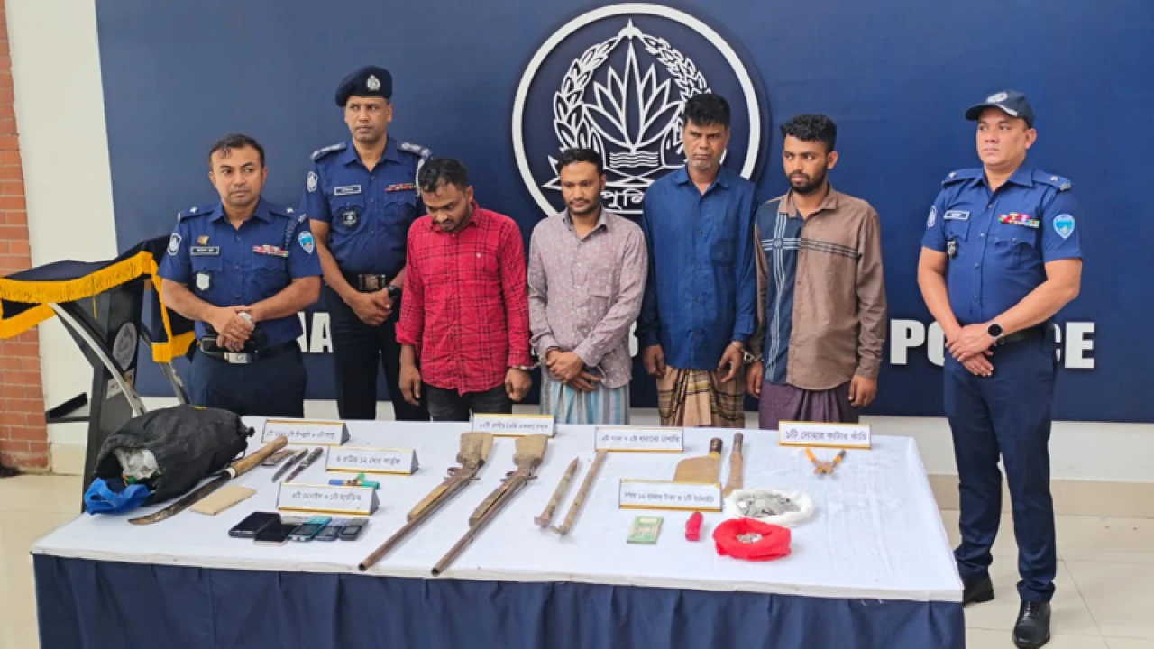 লোহাগাড়ায় আগ্নেয়াস্ত্রসহ ৪ ডাকাত গ্রেপ্তার