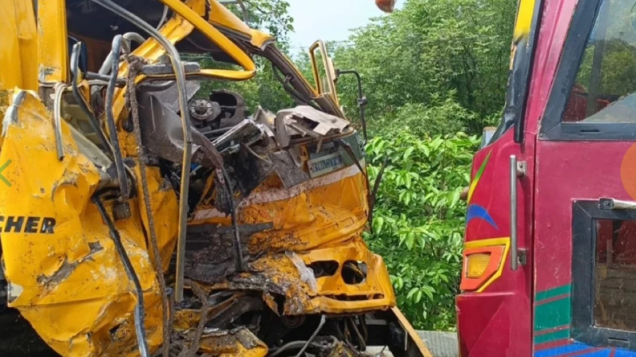 সিংগাইরে বাস-ট্রাক মুখোমুখি সংঘর্ষে ট্রাক চালক নিহত