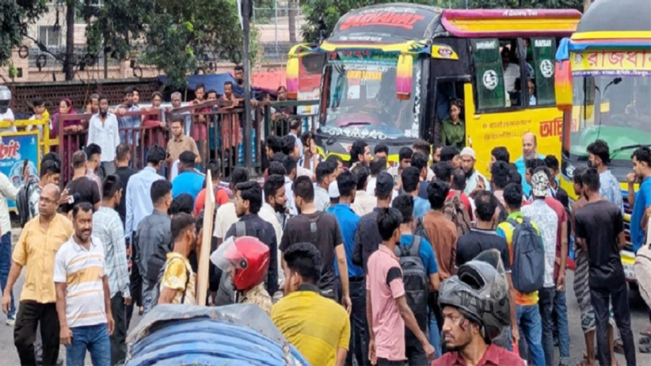 নতুনবাজারে সড়ক অবরোধ ইউআইইউ শিক্ষার্থীদের, যান চলাচল বন্ধ