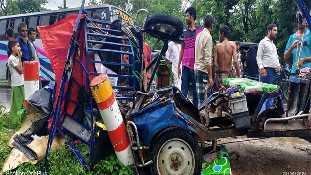 বাস-পিকআপ-সিএনজির সংঘর্ষ, নিহত ২