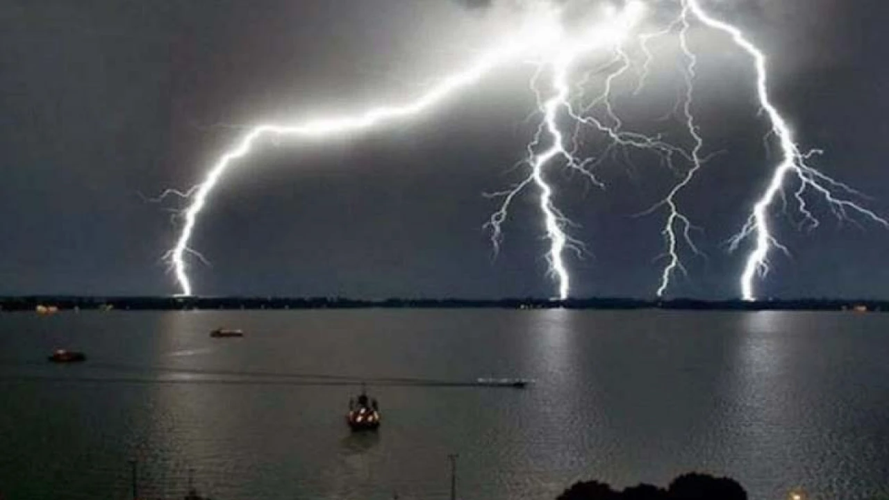 নদীতে মাছ ধরার সময় বজ্রপাতে জেলের মৃত্যু