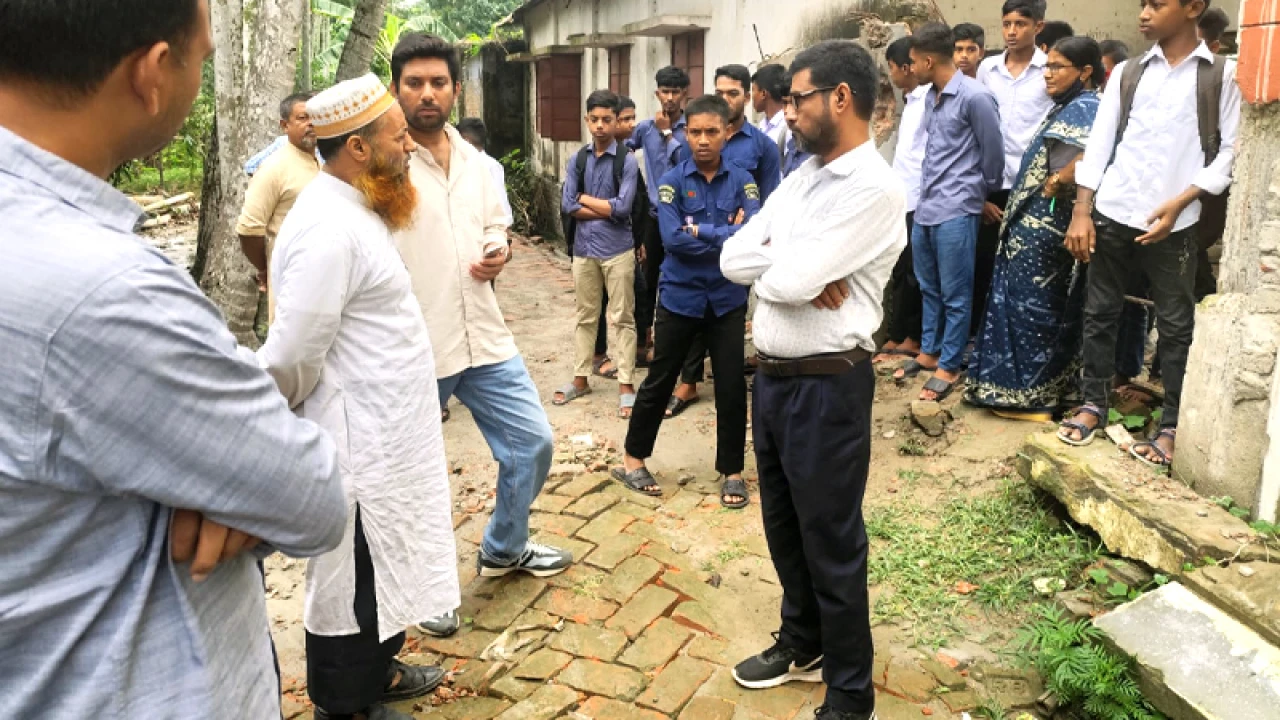 বিদ্যালয়ের দেয়াল ভেঙে বাড়ির রাস্তা নির্মাণ করলেন বিএনপি নেতা