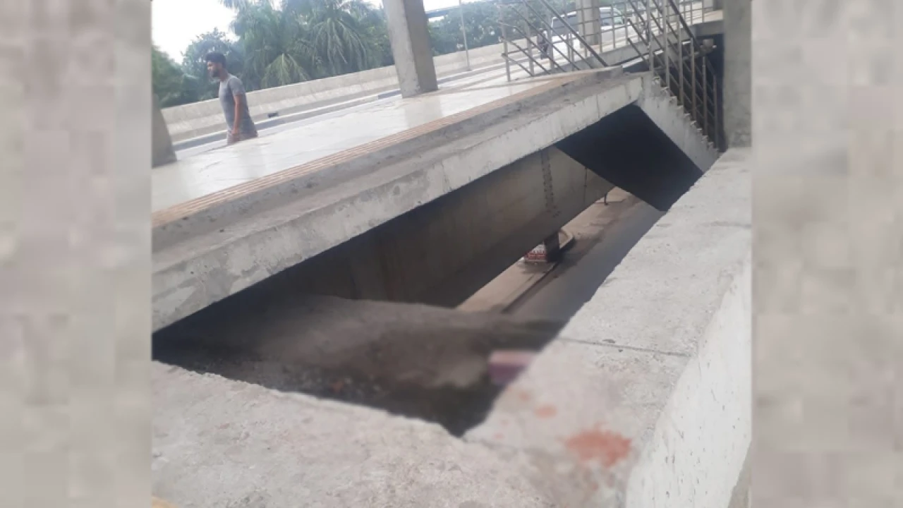 উড়াল সড়কের স্টেশনের সিঁড়ি থেকে পড়ে পথচারী আহত