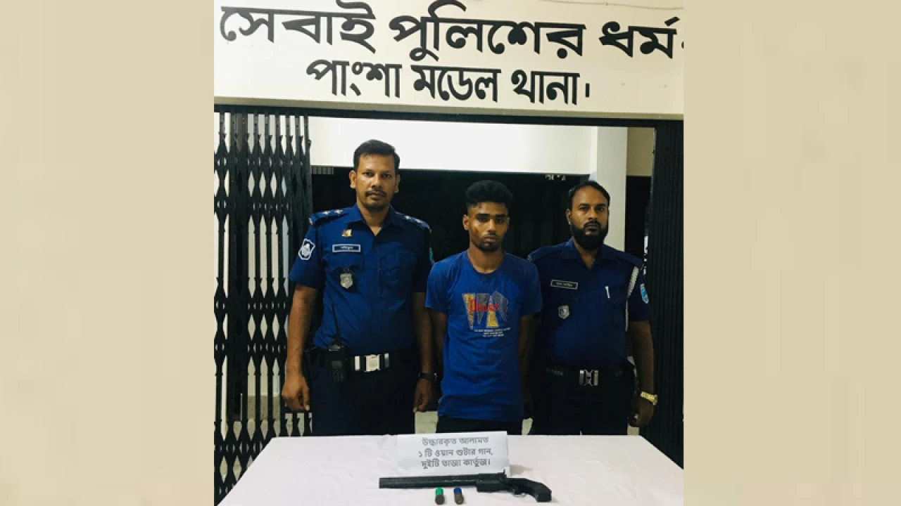 যুবককে জনতার মারধর, পুলিশি অভিযানে অস্ত্র-গুলি উদ্ধার