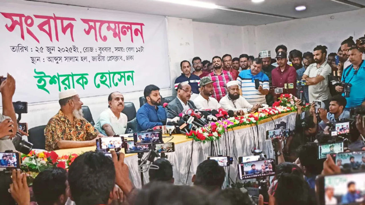 নগর ভবনে হামলাকারীদের সঙ্গে উপদেষ্টা আসিফের ঘনিষ্ঠতা রয়েছে: ইশরাক