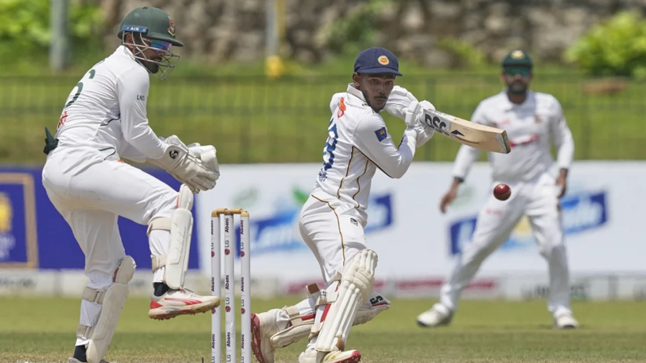 ৮ উইকেট হাতে রেখেই বাংলাদেশের চেয়ে ৪৩ রান বেশি শ্রীলংকার