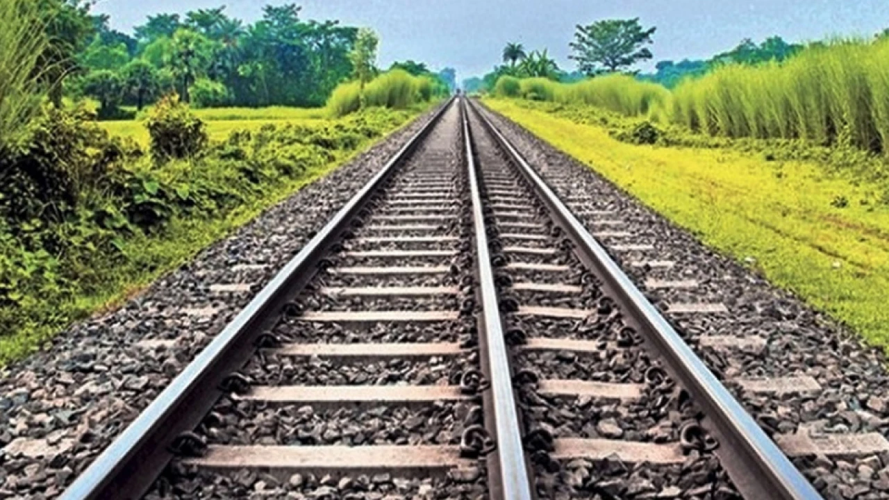 ফুলবাড়ীতে ট্রেনে কাটা পড়ে যুবকের মৃত্যু