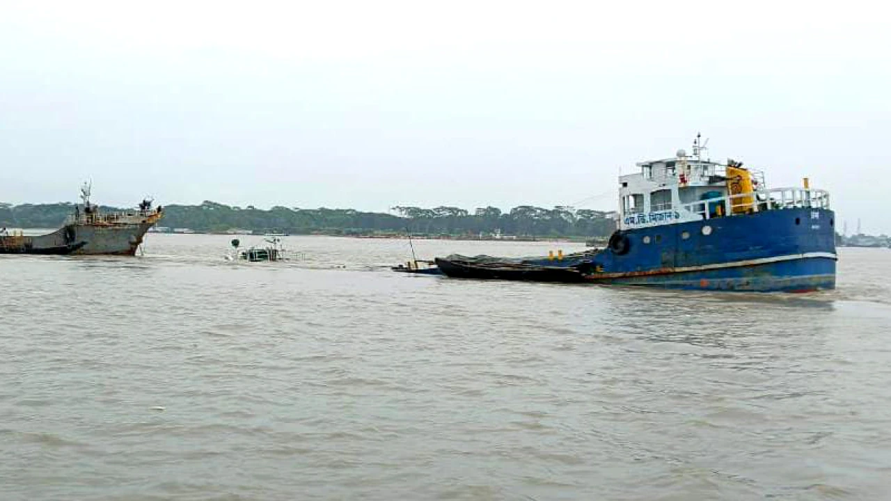 কার্গোর ধাক্কায় ডুবল ফ্লাইঅ্যাশ বোঝাই জাহাজ