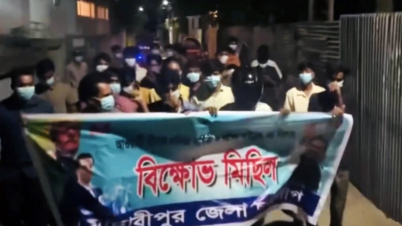 রাতের আঁধারে মাস্ক-হেলমেট পরে নিষিদ্ধ ছাত্রলীগের ঝটিকা মিছিল