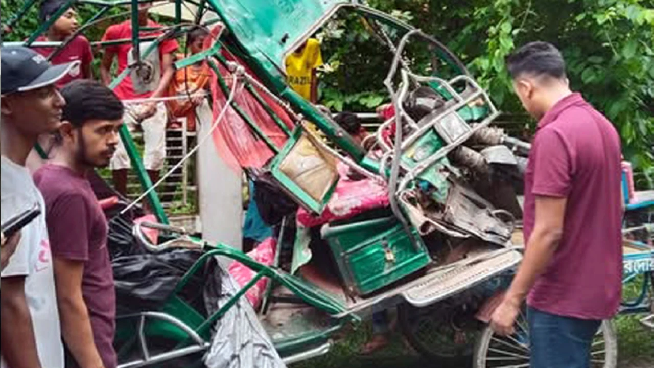 বিয়ের বাস ও অটোরিকশার মুখোমুখি সংঘর্ষে হতাহত ২৫