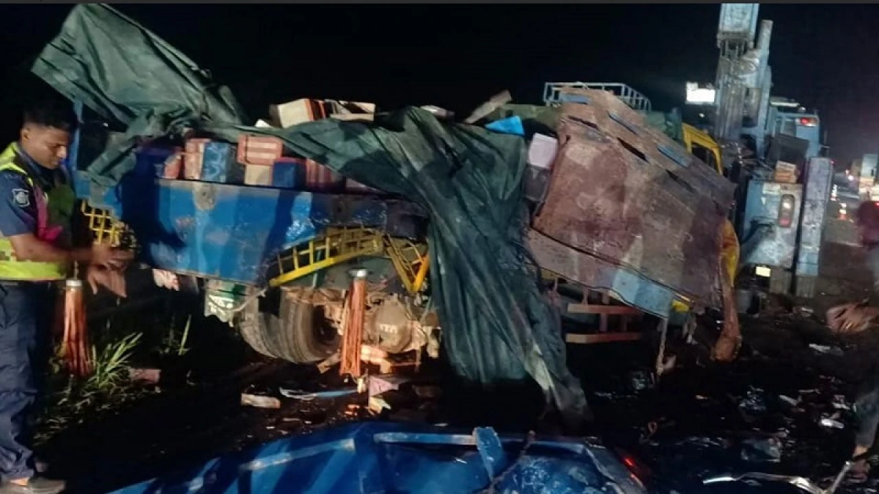 ঢাকা-মাওয়া এক্সপ্রেসওয়েতে বাস-কাভার্ডভ্যানের সংঘর্ষ, নিহত ৪