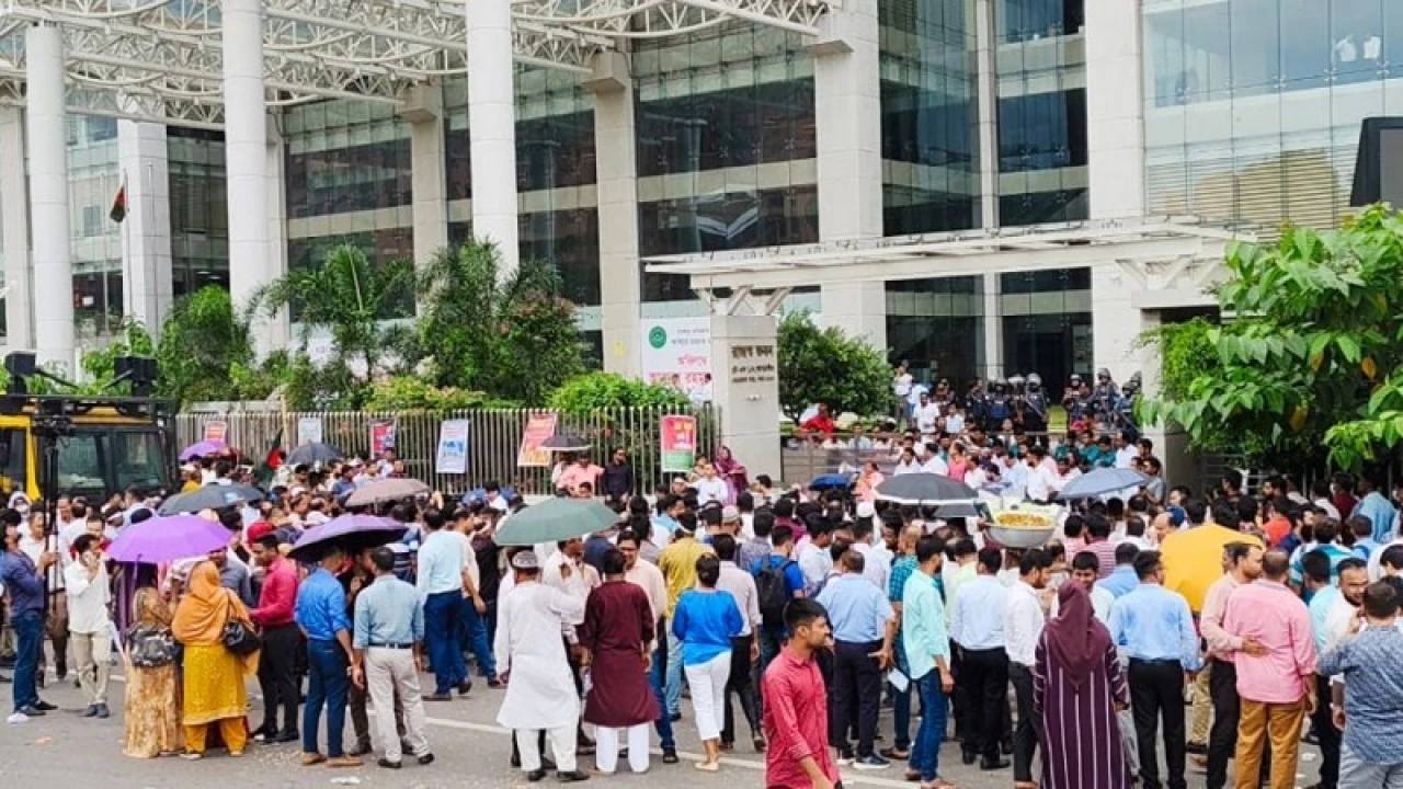 ‘কমপ্লিট শাটডাউন’ কর্মসূচিতে এনবিআর কর্মকর্তা-কর্মচারীরা