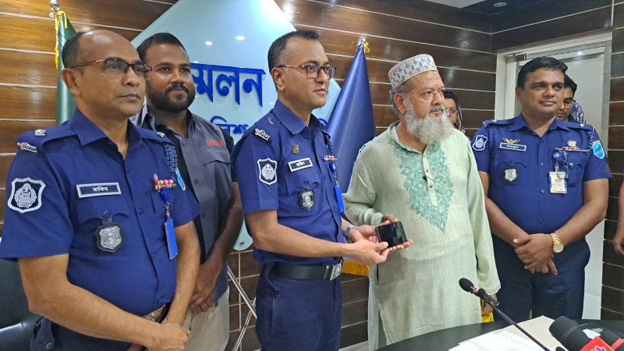হারানো ৬৬টি মোবাইল উদ্ধার করে মালিকদের হাতে হস্তান্তর