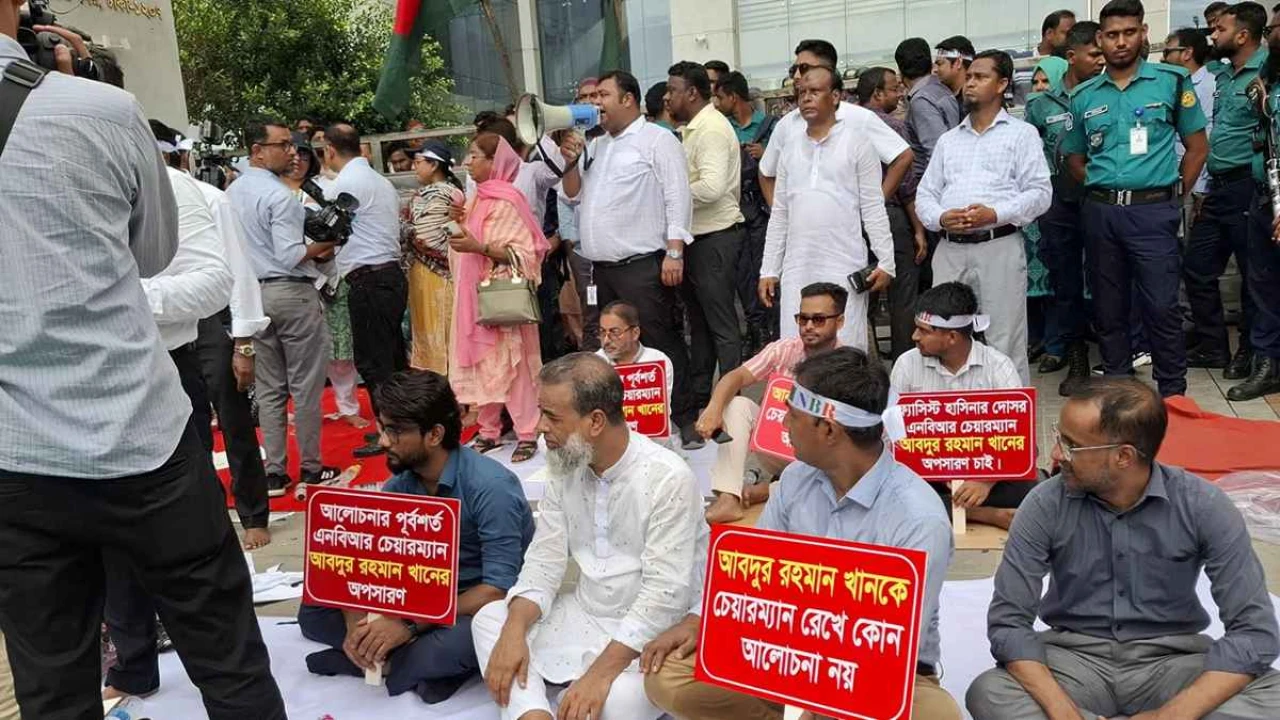 অর্থ উপদেষ্টার সঙ্গে বৈঠকে বসছেন এনবিআরের আন্দোলনকারীরা