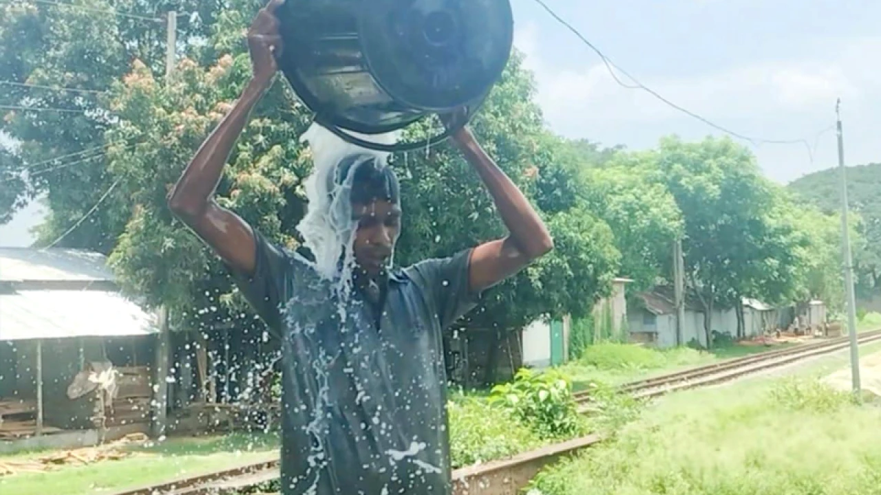 স্ত্রী তালাক দেওয়ায় এক মণ দুধ দিয়ে গোসল করলেন যুবক