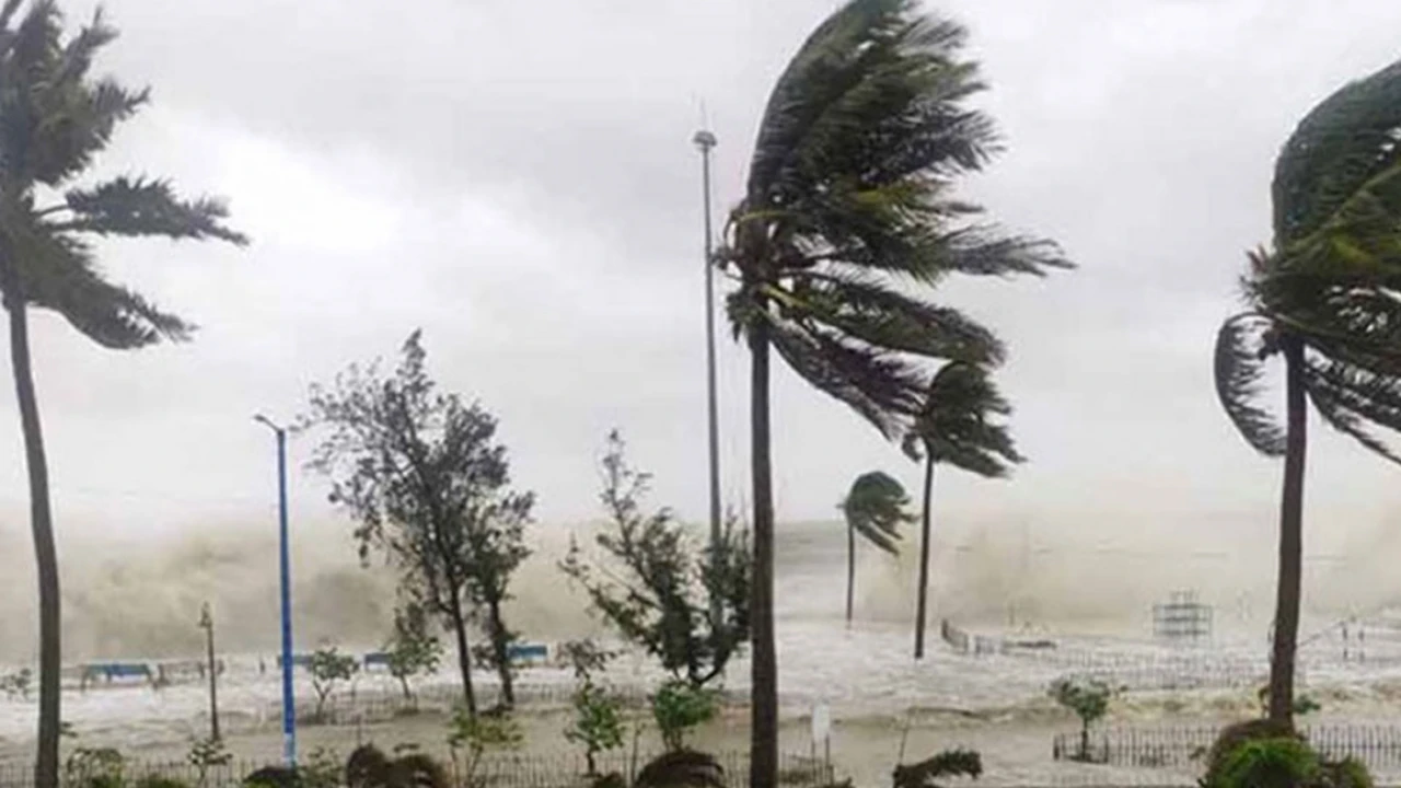 বজ্রবৃষ্টিসহ ঝড়ের শঙ্কা, নদীবন্দরে সতর্কসংকেত