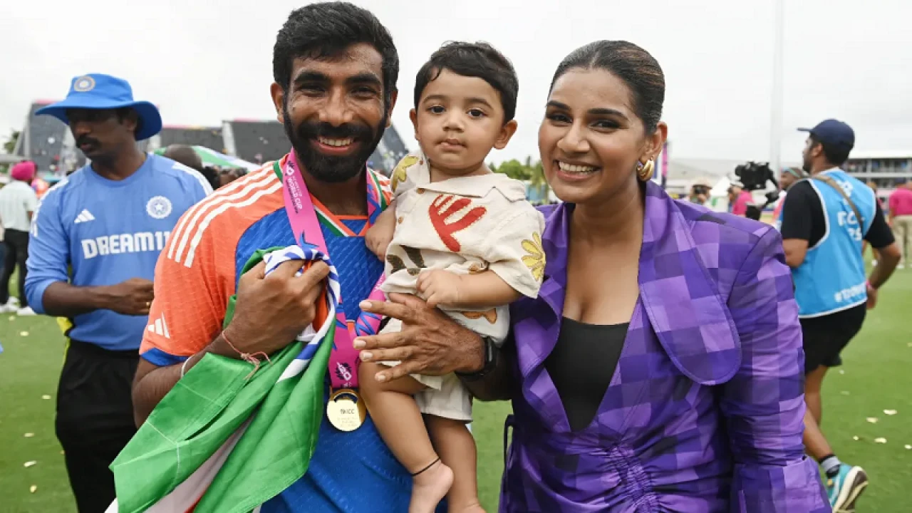 প্রথমে ফিরেও তাকাননি বুমরাহ, পরে কীভাবে প্রেম-বিয়ে হলো সানজানার সঙ্গে