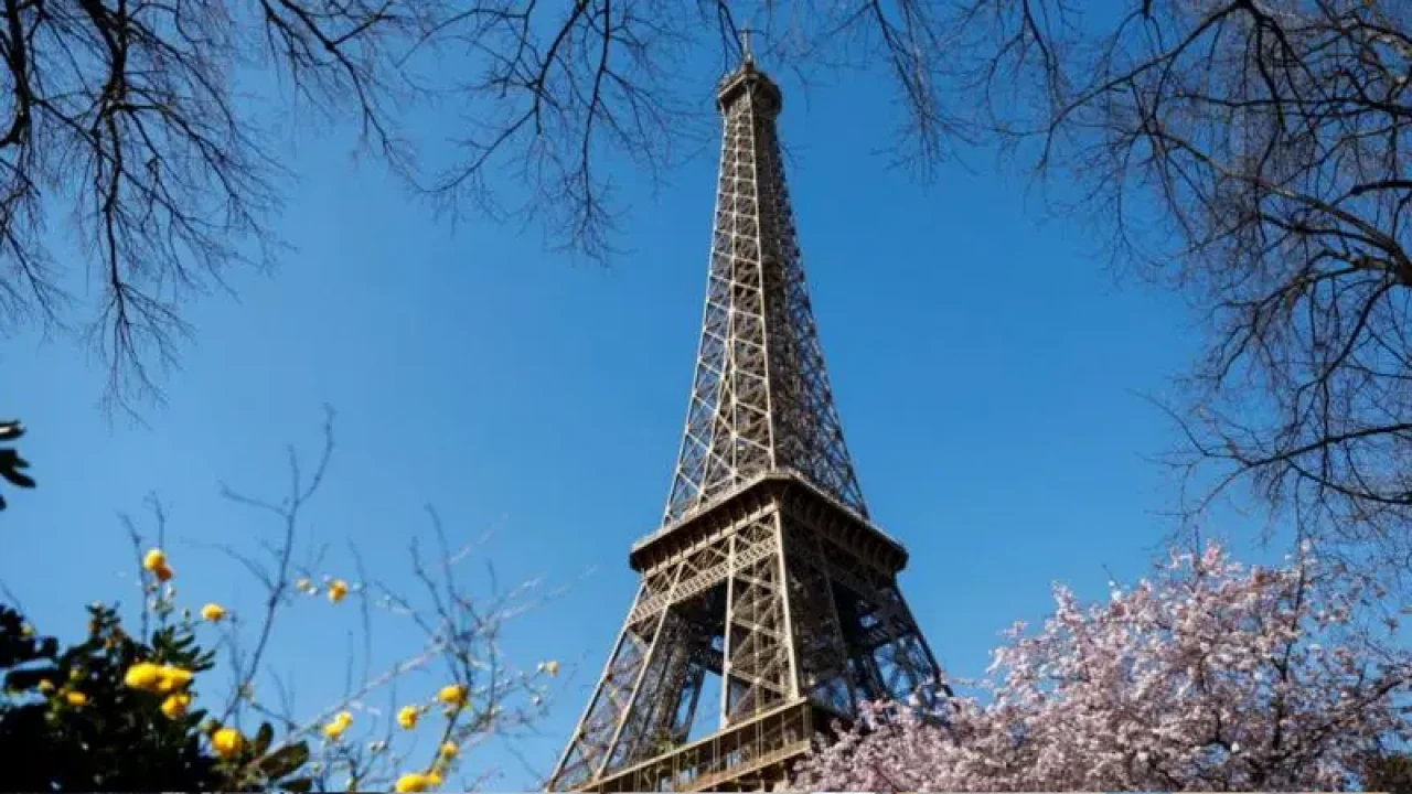 বন্ধ হয়ে গেল আইফেল টাওয়ার 