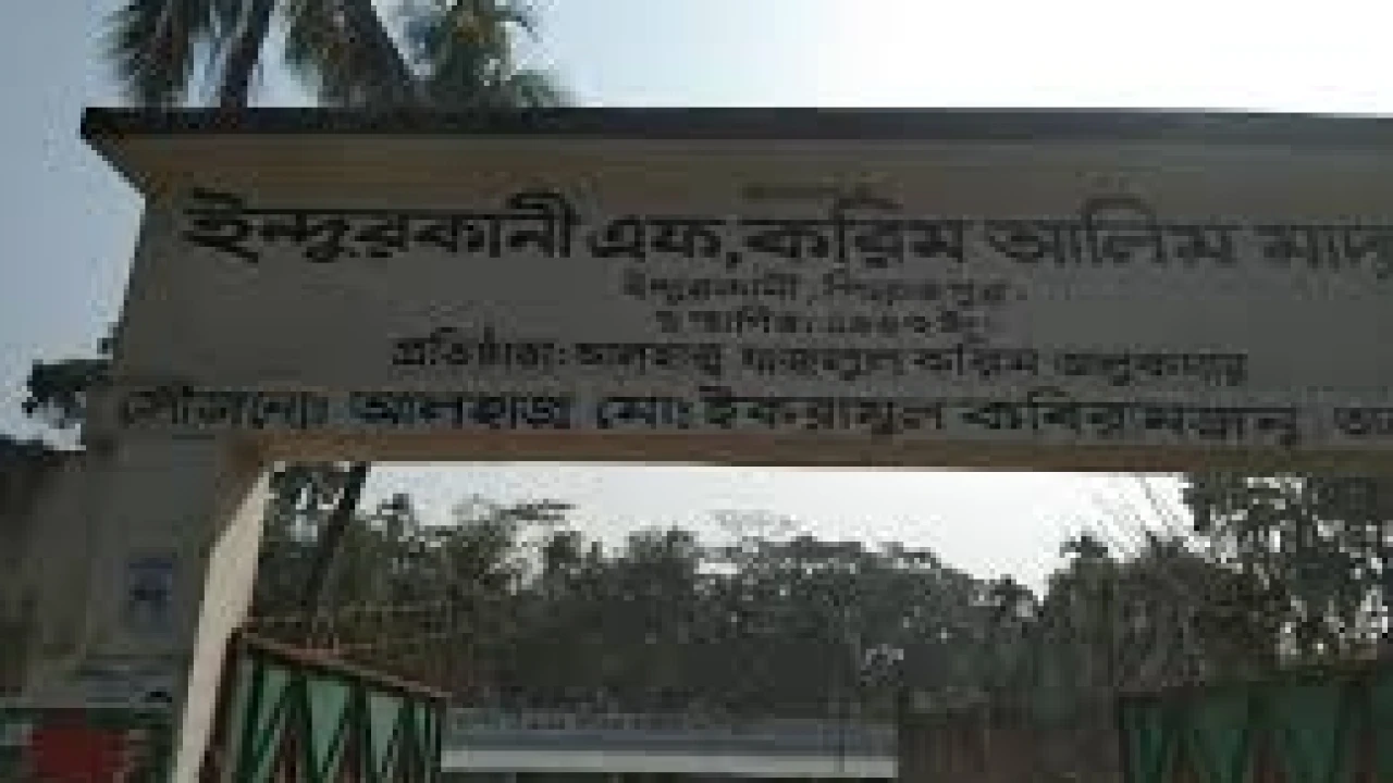 হল থেকে উত্তরপত্র নিয়ে পালালেন পরীক্ষার্থী