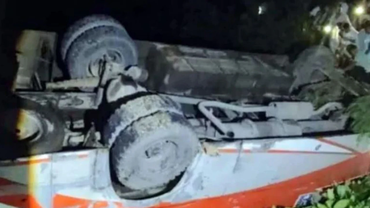 চকরিয়ায় নিয়ন্ত্রণ হারিয়ে যাত্রীবাহী বাস উল্টে নিহত ২ 