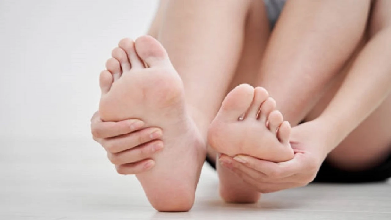 হাঁটতে কষ্ট, পায়ের পাতার ব্যথা দূর হবে যে ব্যায়ামে