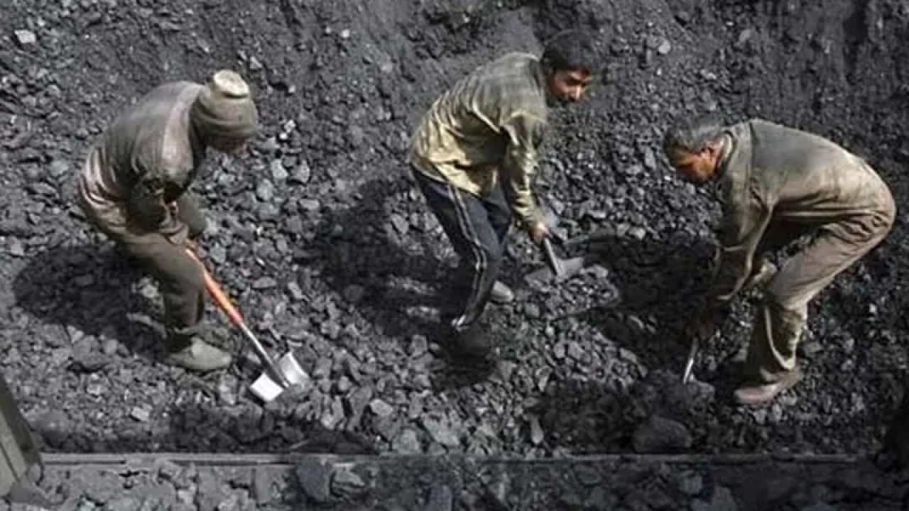 ঝাড়খণ্ডে কয়লার খনি ধসে একজন নিহত, আটকা অনেকে