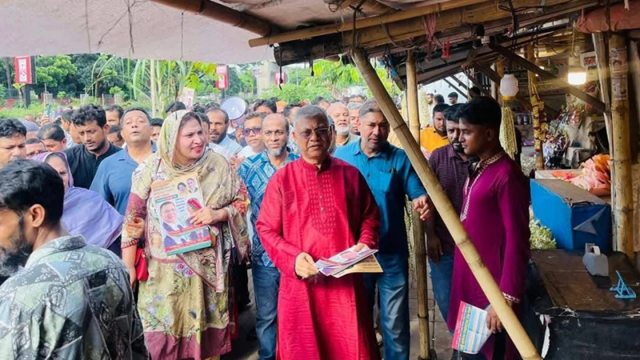 ৩১ দফার লিফলেট বিতরণ করলেন বিএনপি নেতা নীরব 