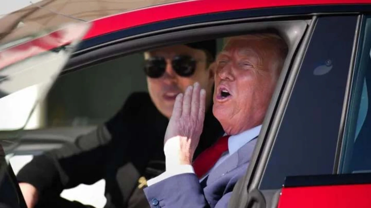 মাস্কের নতুন দল গঠনের চিন্তাকে ‘হাস্যকর’ বললেন ট্রাম্প