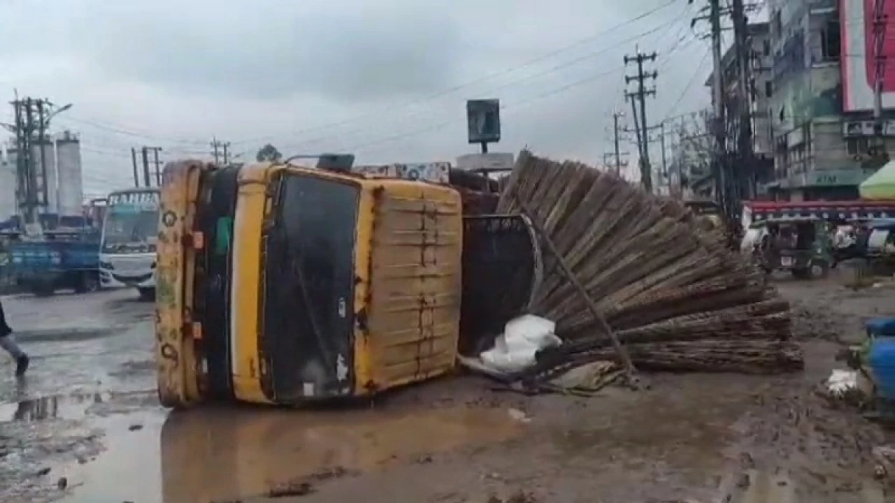 টানা বৃষ্টিতে খানাখন্দে অচল দুই মহাসড়ক