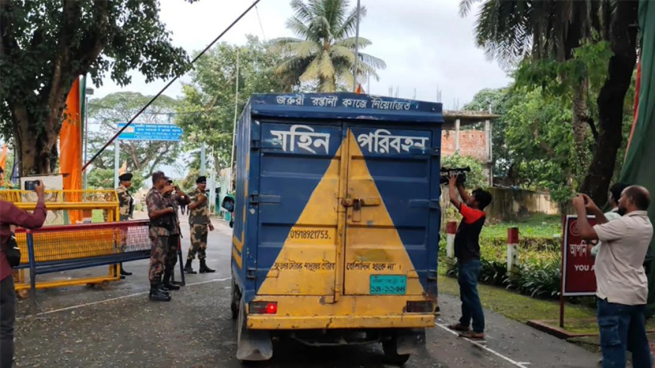 ত্রিপুরা সরকারকে আম উপহার দিলেন প্রধান উপদেষ্টা 