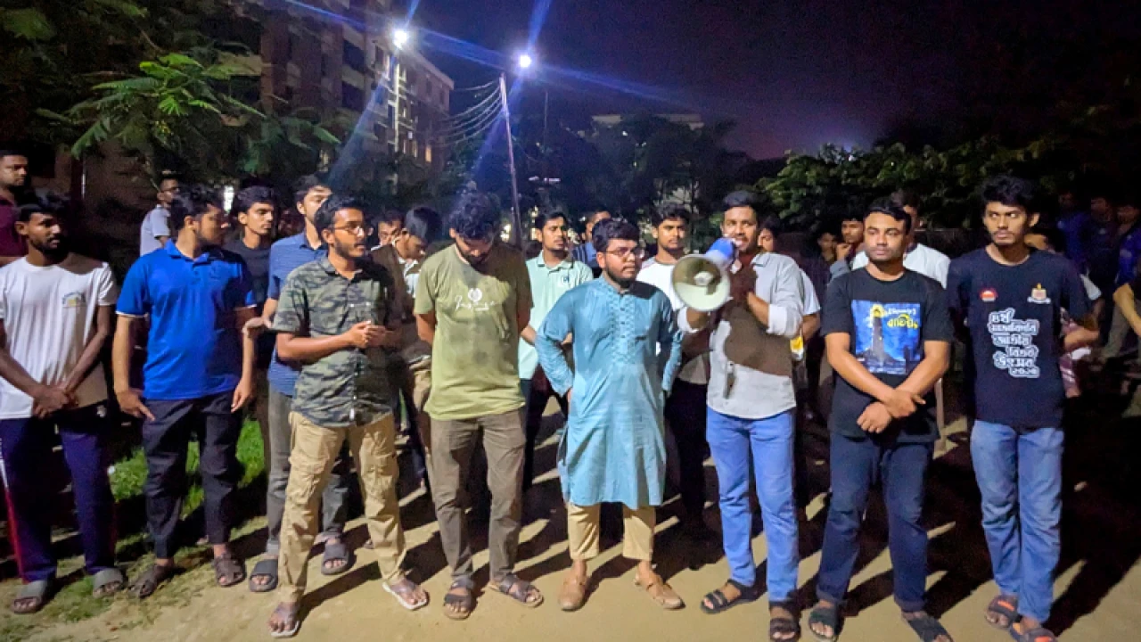 মিটফোর্ডে খুনের প্রতিবাদে নজরুল বিশ্ববিদ্যালয়ে শিক্ষার্থীদের বিক্ষোভ