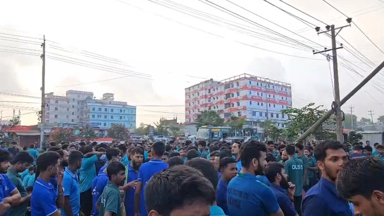 সাভারে ধর্মঘটে ব্রিটিশ আমেরিকান টোবাকোর ঠিকাদারি প্রতিষ্ঠানের শ্রমিকরা