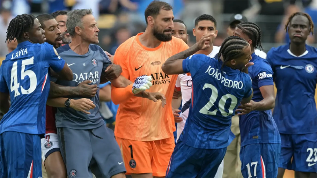 ফাইনালে ধস, লাল কার্ড ও হাতাহাতি: বিতর্কের কেন্দ্রে এনরিকে