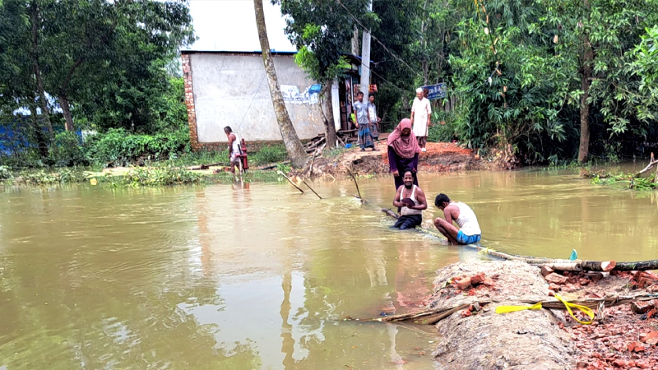 বাঁধ ভেঙেছে ৪১ স্থানে, পানি বাড়ায় খবর নিতে পারেনি পাউবো